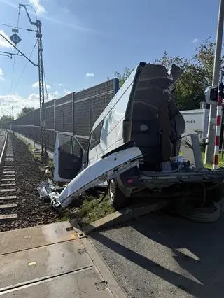 Pociąg z impetem uderzył w busa, przewracając go