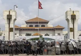 Katmandu. Policja przed budynkiem parlamentu