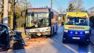 Czołowe zderzenie samochodu osobowego z autobusem komunikacji miejskiej w Kutnie