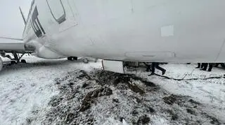 Samolot Polskich Linii Lotniczych LOT przylatujący z Warszawy wypadł z drogi kołowania po lądowaniu na lotnisku w Wilnie 