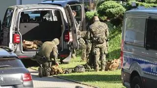 Policja podczas poszukiwań podejrzanego o zabójstwo córki i zięcia