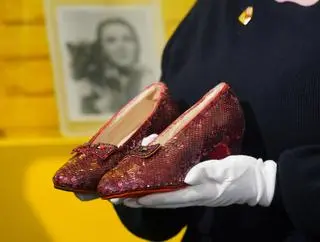 Pantofle, które nosiła Judy Garland w filmie Czarnoksiężnik z Oz z 1939 roku