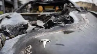 Zniszczony samochód marki Tesla