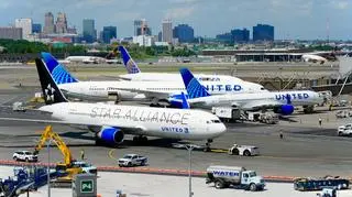 Linie lotnicze tną połączenia. Władze ostrzegają