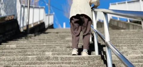 "Nie da się kogoś pilnować przez całą dobę". Jak uchronić seniora?