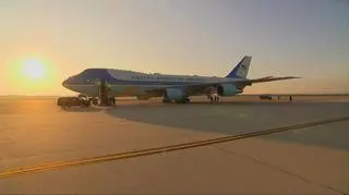Air Force One na lotnisku w Maryland pzed odlotem na Alaskę