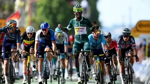 Kraksy i problemy kolarzy w Tour de France. Kolejny triumf Erytrejczyka