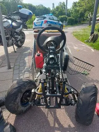 Zamontował silnik do sklepowego wózka i ruszył w podróż