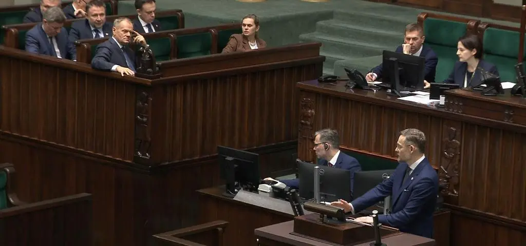 "Kogo chcecie bronić? O tym jest to głosowanie". Wymiana ciosów między Tuskiem a Boguckim