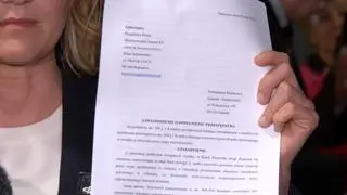 Magdalena Biejat pokazuje zawiadomienie do prokuratury o możliwości popełnienia przestępstwa przez Karola Nawrockiego