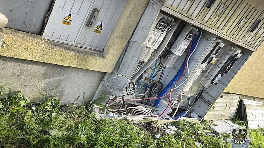 Wjechał w elewację budynku