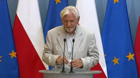 Profesor Andrzej Horban zdjął maseczkę podczas konferencji prasowej w zamkniętym pomieszczeniu