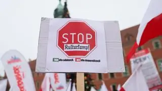 Warszawa, 01.12.2024. Manifestacja po hasłem "TAK dla edukacji! NIE dla deprawacji!" na pl. Zamkowym w Warszawie