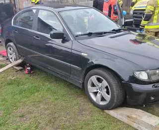 Mężczyzna został przygnieciony przez samochód