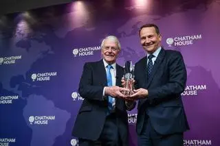 Radosław Sikorski odebrał z rąk byłego premiera Wielkiej Brytanii Johna Majora nagrodę przyznaną Donaldowi Tuskowi