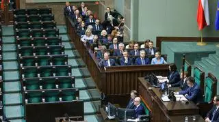 Sejm tuż przed exposé. Pusta prawa strona sali