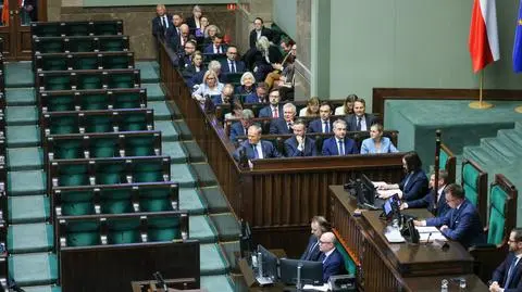 Sejm tuż przed expose dla premiera. Pusta prawa strona sali