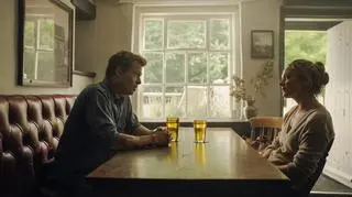 Brad Pitt i Kerry Condon w "F1: Film" (reż. Joseph Kosinski)
