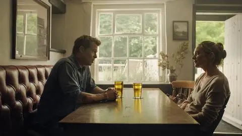 Brad Pitt i Kerry Condon w "F1: Film" (reż. Joseph Kosinski)