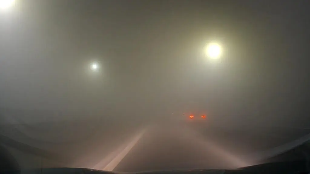 Tyle widzieli kierowcy w czasie karambolu. Nagranie z auta