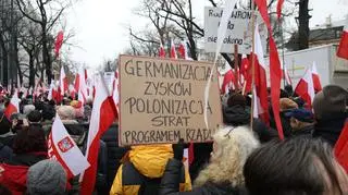 Sprawdzony schemat: stwórz zagrożenie, wskaż winnego, obiecaj obronę. Taki przekaz konsoliduje elektorat