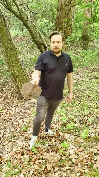 Szymon Waliszewski prezentuje destrukt łopaty, którą być może kopano rów przeciwpancerny