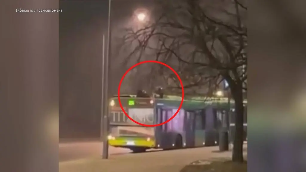 Dwie osoby na dachu autobusu 