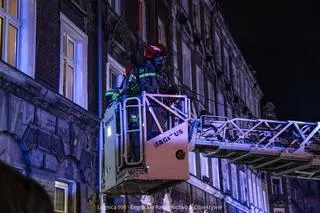 Pożar kamienicy przy ul. Dmowskiego w Legnicy