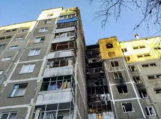 Uszkodzony wieżowiec w Kursku - zdjęcie z kwietnia 2025 roku