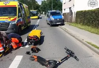 W kasku, ale z czterema promilami. Zderzył się z samochodem