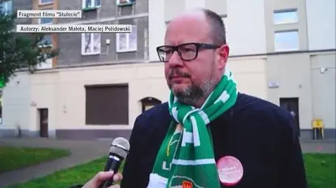 Fragment filmu "Stulecie". Paweł Adamowicz zgodził się odpowiedzieć na pytania