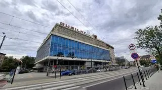 Dom handlowy Jubilat znajduje się przy skrzyżowaniu al. Krasińskiego z ul. Zwierzyniecką