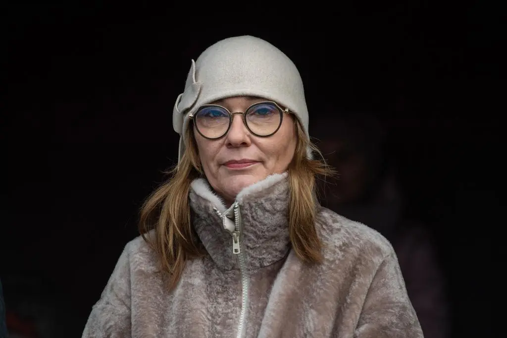 Zdjęcie z grudnia 2022 roku - ówczesna europosłanka PiS Beata Mazurek uczestniczy na skwerku w centrum Sławatycz w wyborach Brodacza Roku 2022