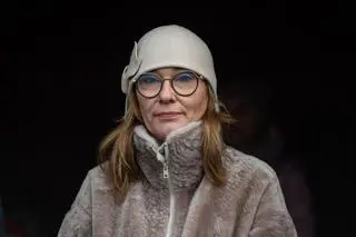 Zdjęcie z grudnia 2022 roku - ówczesna europosłanka PiS Beata Mazurek uczestniczy na skwerku w centrum Sławatycz w wyborach Brodacza Roku 2022