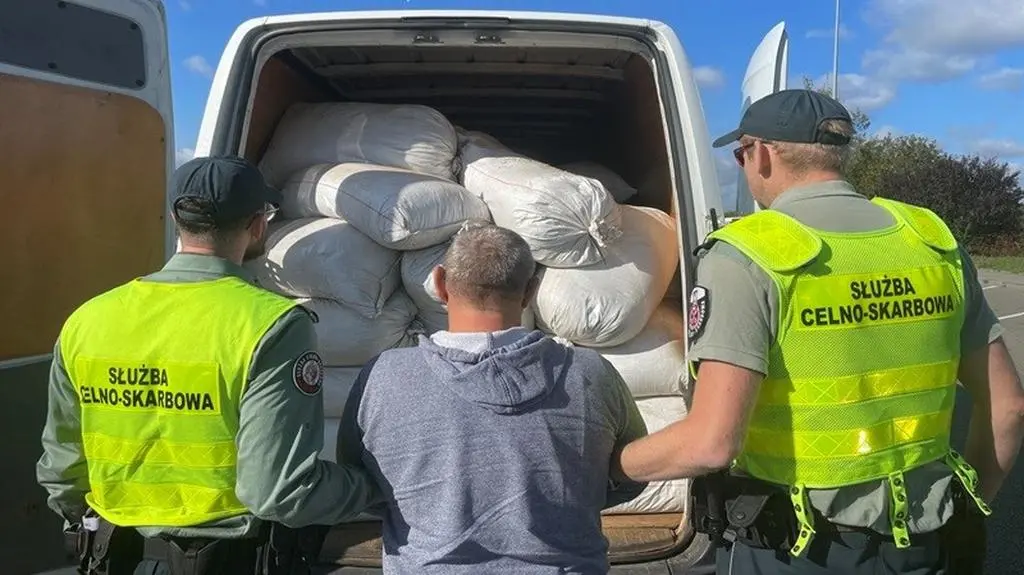 Tytoń był przewożony w samochodzie dostawczym