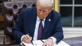 Donald Trump podpisuje rozporządzenia w Gabinecie Owalnym