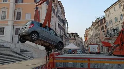 Włochy, Rzym. 80-latek wjechał samochodem na Schody Hiszpańskie