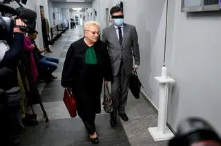 Filip S. ze swoją adwokat na korytarzu sądu