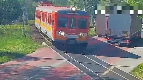Kierowca ciężarówki wjechał na przejazd kolejowy chwilę przed nadjeżdżającym pociągiem