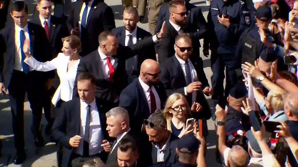 nawrocki idzie do pałacu 