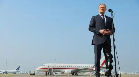 Donald Tusk na lotnisku w Warszawie