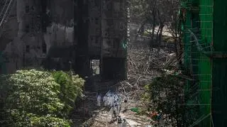 Służby na miejscu pożaru wieżowców w Hongkongu