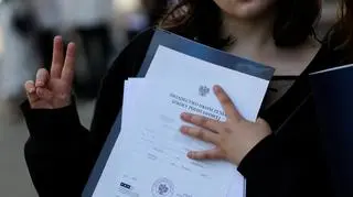 Zanim wrzucisz zdjęcie ze świadectwem do sieci. "Jeśli już musisz"