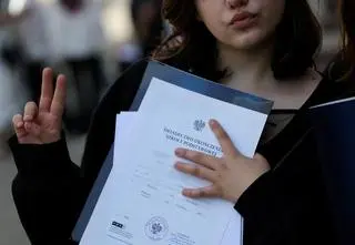 Zanim wrzucisz zdjęcie ze świadectwem do sieci. "Jeśli już musisz"