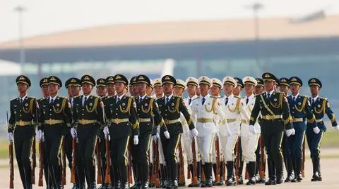 Chiny. Gwardia honorowa na lotnisku w Pekinie przed paradą wojskową