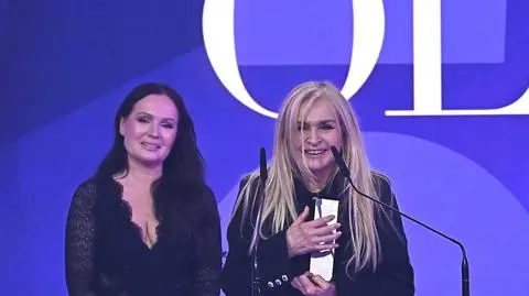 Monika Olejnik odbiera nagrodę specjalną VIVA! People Power 2025 z rąk Katarzyny Przybyszewskiej-Ortonowskiej, redaktorki naczelnej magazynu "Viva!"