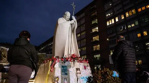 Wierni czuwają przed kliniką Gemelli, w której przebywa papież Franciszek 