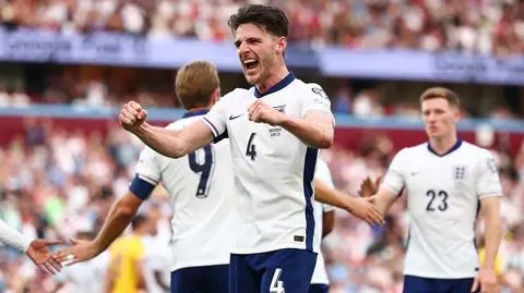 Skromne wygrane faworytów. Anglikom pomógł samobój