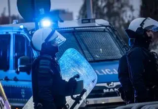 Pseudokibice wtargnęli na boisko, ranni policjanci 