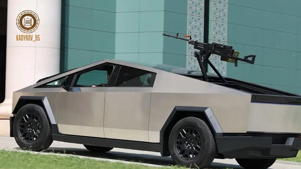 Tesla z karabinem maszynowym